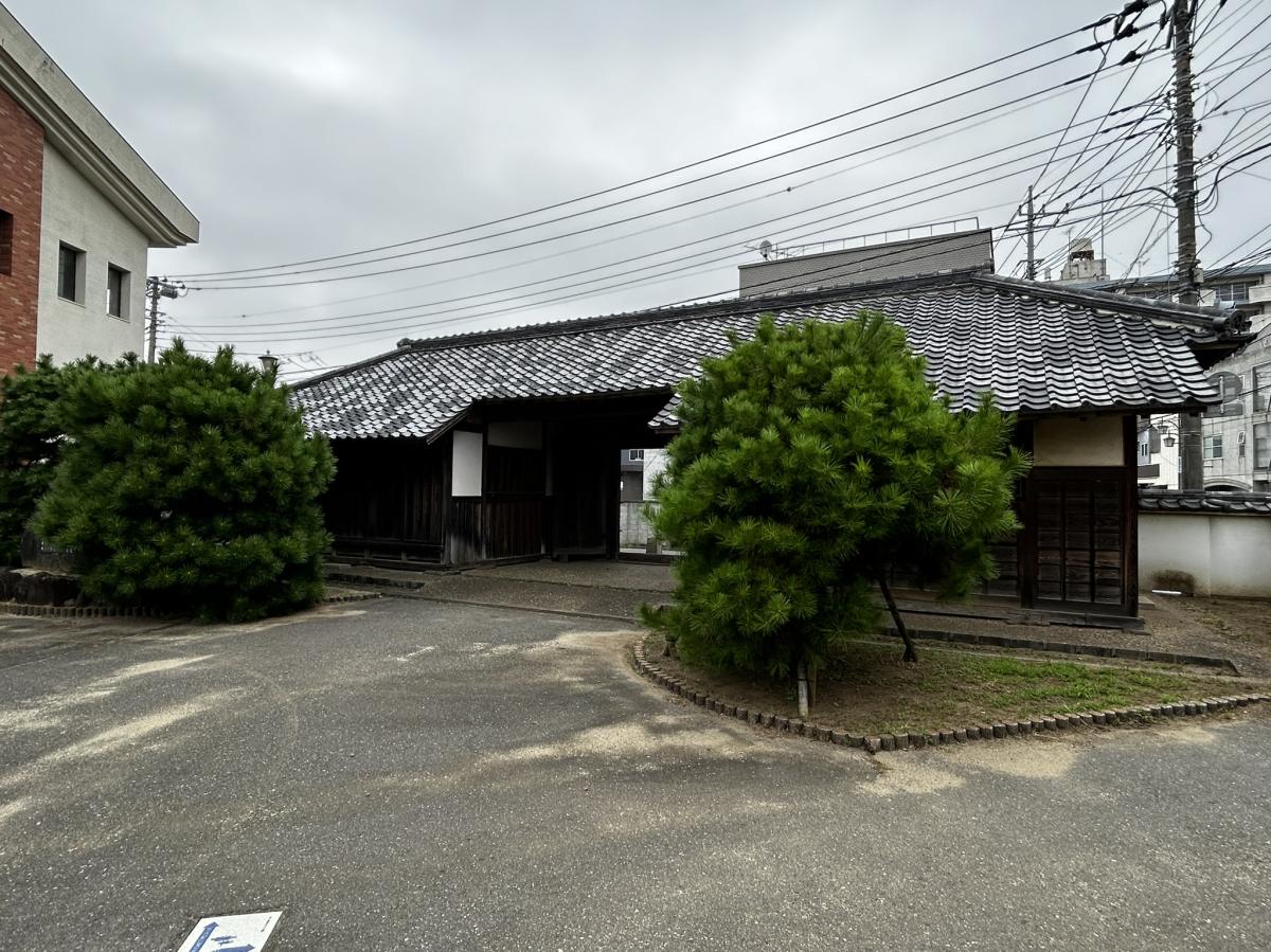 　郁文館の正門