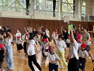 １年生親子の集い「親子でダンス」