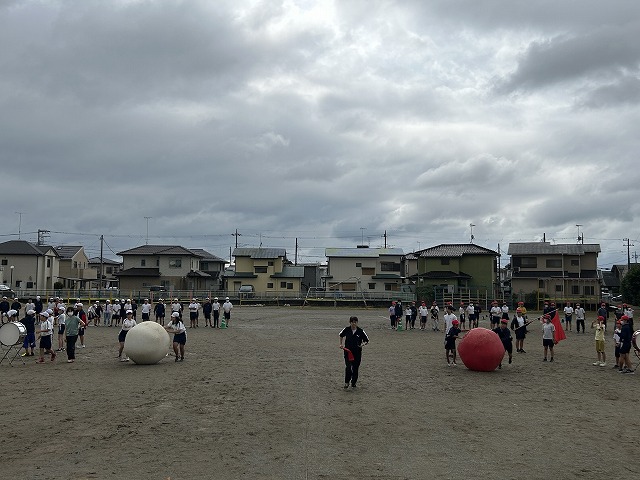 運動会全体練習【大玉送り】