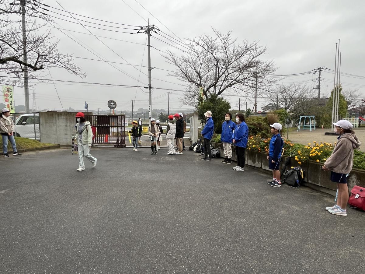 地域の方とあいさつ運動をしました。