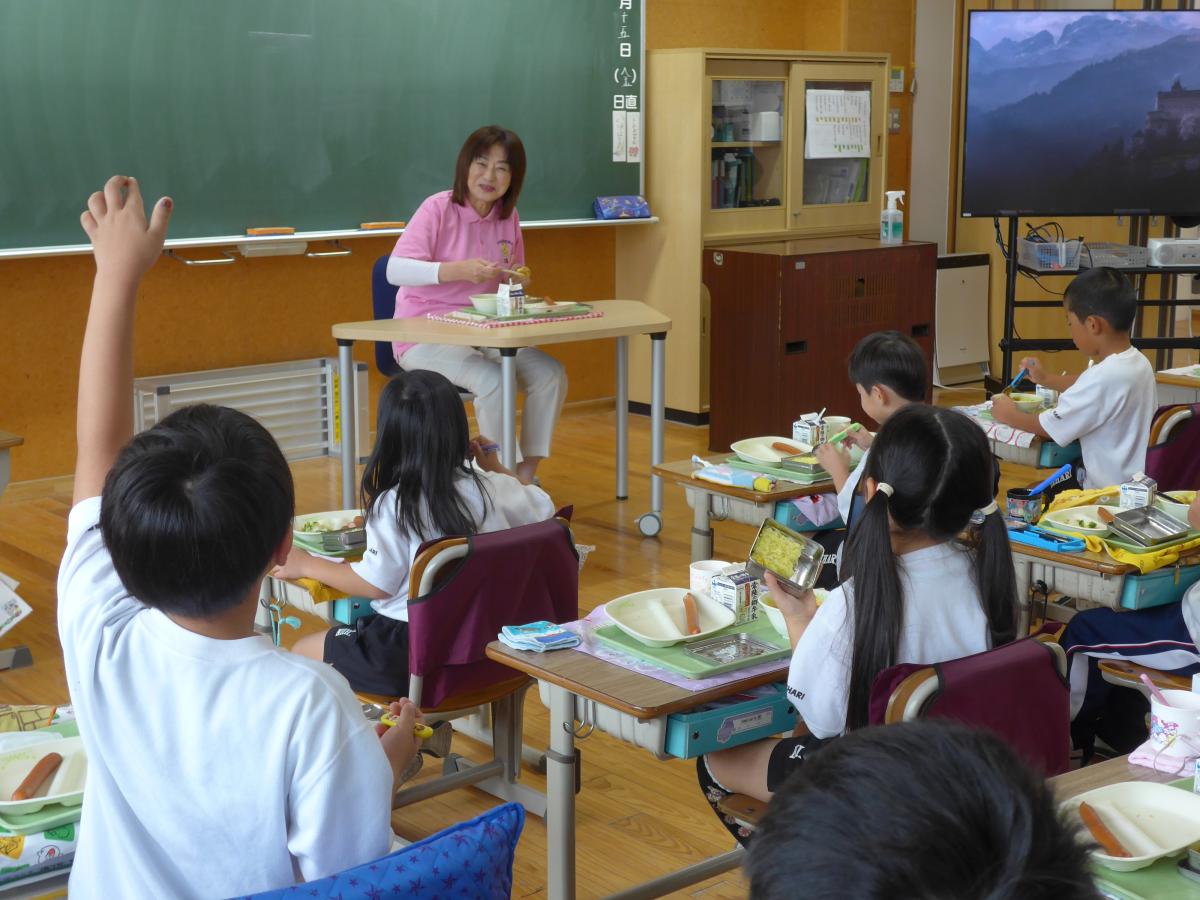 市長給食時学校訪問