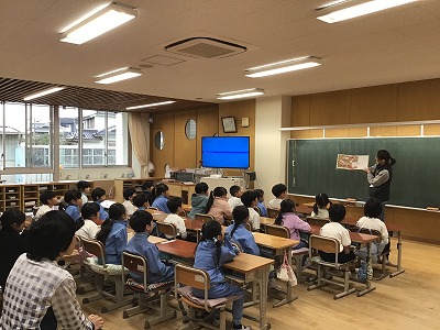 【１～３年】朝の読み聞かせ、【全学年】本の修繕